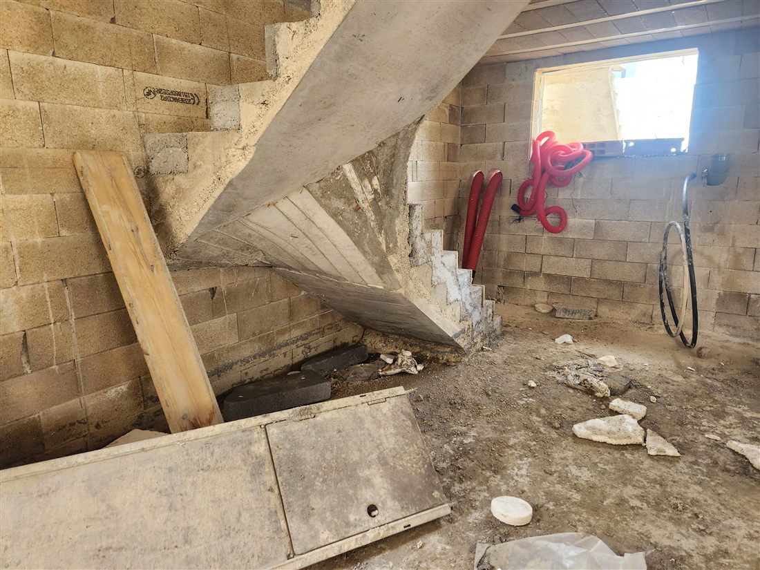 Mur humide et dégradé avant intervention