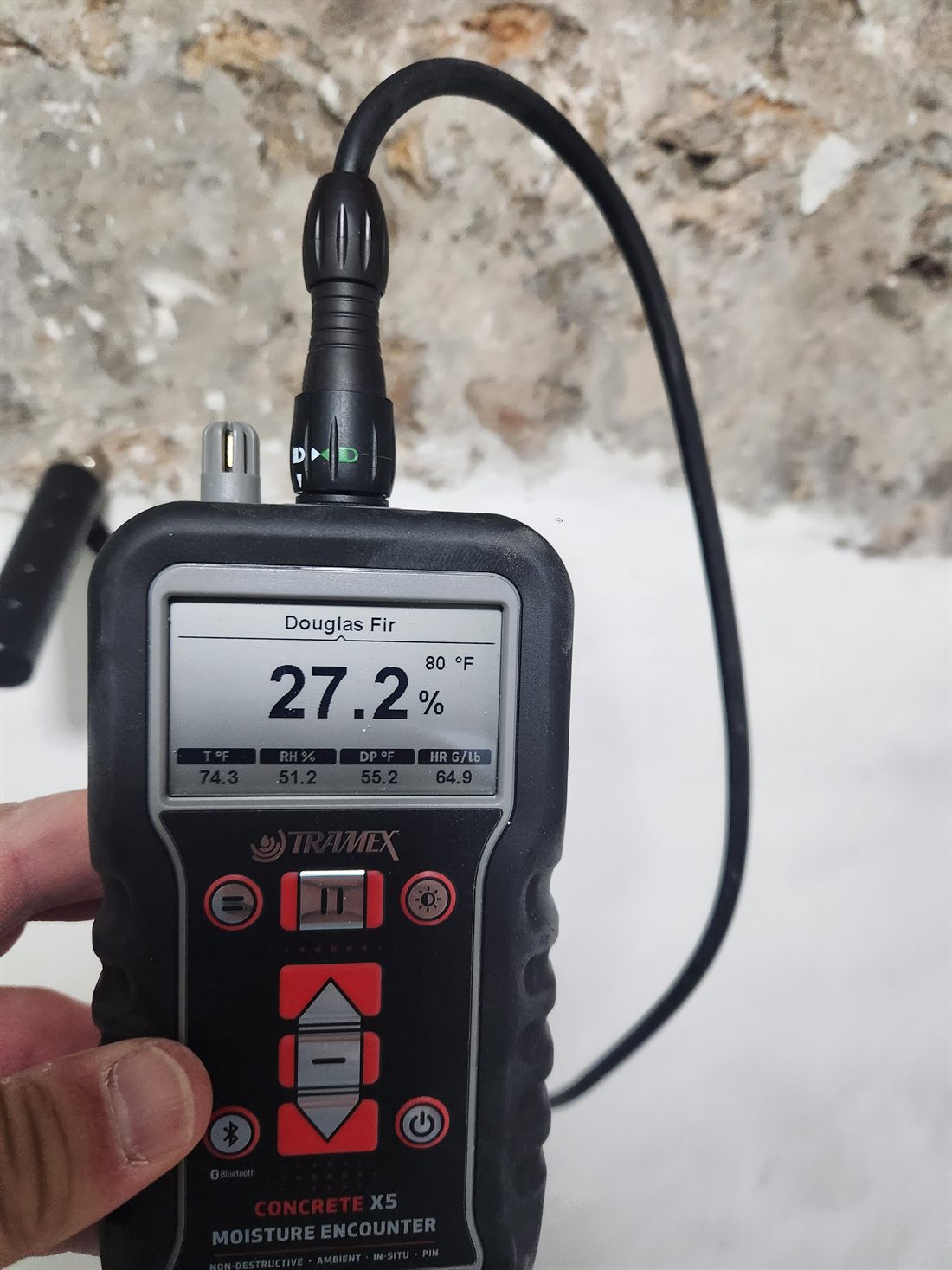 Technicien réalisant des mesures hygrométriques et un relevé caméra thermique pour un rapport d'expertise